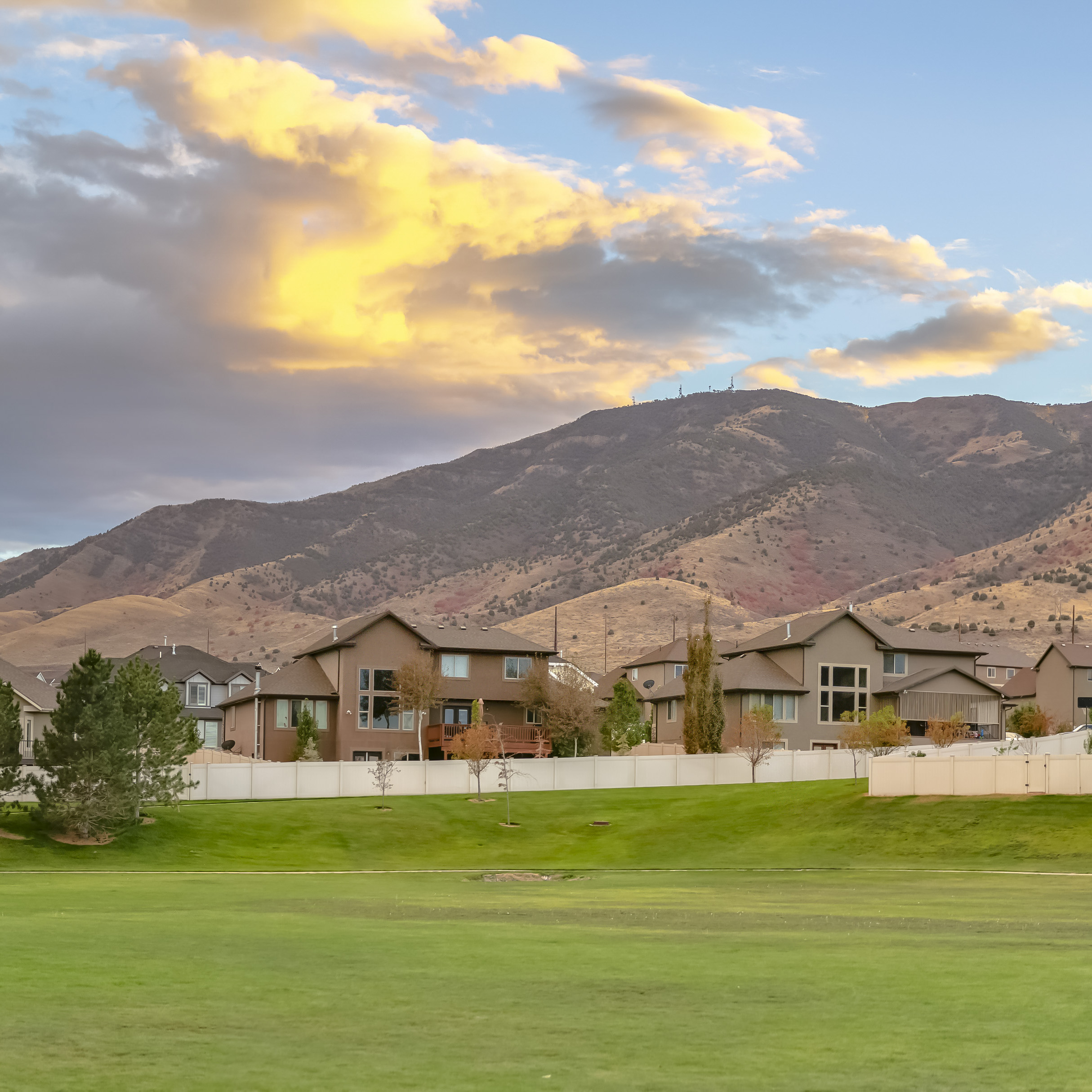 Saratoga Springs Roofing Services – Top Rated Roofs Saratoga Springs, Utah homes with rooftops overlooking Utah Lake