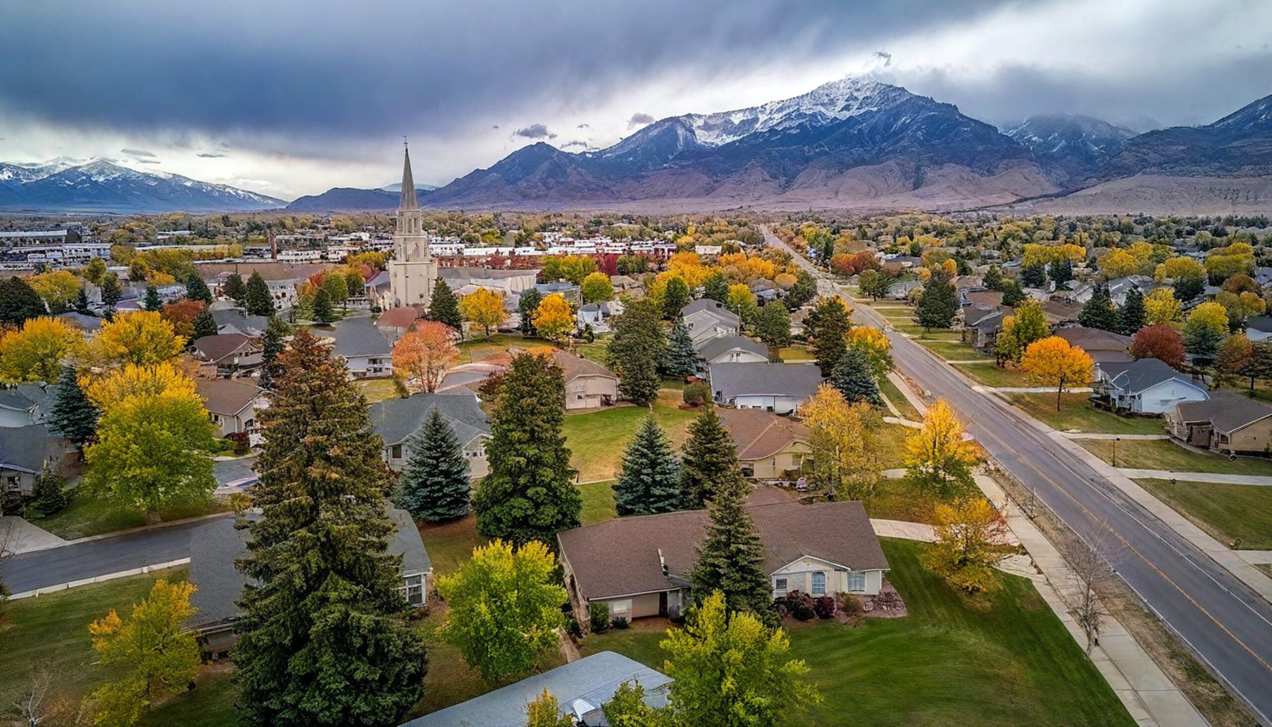 Springville, Utah Roofing Services – Top Rated Roofs Springville, Utah neighborhood with rooftops and mountain backdrop